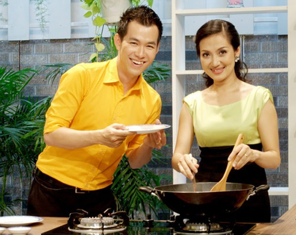 Tạo được nét riêng qua phong thái dịu dàng và cuốn hút bằng giọng nói truyền cảm, cô MC đoạt giải nhì Duyên dáng truyền hình 2006 được khán giả yêu thích qua các chương trình như Vượt lên chính mình, Ngôi sao Tiếng hát Truyền hình, Tết làm điều hay, Sự lựa chọn lịch sử, Chung một bóng cờ, Nhịp cầu hữu nghị Việt - Lào... 