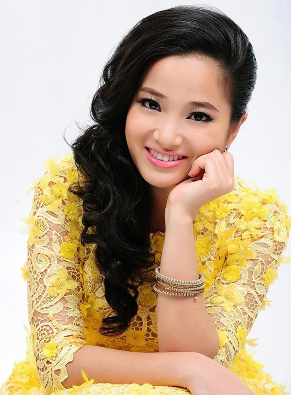 Hồng Phượng đến với nghề sau đi giành giải nhất Én Vàng cuộc thi Người dẫn chương trình truyền hình HTV 2006 khi đang là sinh viên năm cuối của đại học Khoa học Xã hội và Nhân văn TP.HCM. Cô được khán giả yêu mến nhờ gương mặt đẹp dịu dàng, giọng nói Nam bộ ngọt ngào, lưu loát cùng kiến thức sâu rộng và là gương mặt không thể thiếu trong những chương trình truyền hình trực tiếp ở nhiều lĩnh vực.