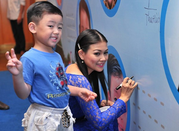 Quỹ thời gian của một nữ MC khi có gia đình không nhiều vì vừa phải dành cho công việc, vừa dành cho chồng con. Thế nhưng Quỳnh Giang lại rất tích cực tham gia các hoạt động xã hội, từ thiện, nơi nào cần là cô thu xếp đến ngay. Ngoài ra, cô còn hâm nóng tình yêu âm nhạc của mình sau hơn 10 năm bằng một album CD - DVD đầu tay mang tên Trên mảnh đất tình người vào tháng 10/2012.