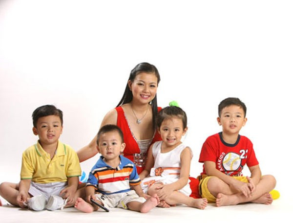 Cái “lạ” tiếp theo là Quỳnh Giang tuy rất ham mê công việc nhưng cũng rất tích cực trong vai trò, làm vợ, làm mẹ. Bởi ít ai biết đươc cô MC có má lúm đồng tiền duyên dáng, trẻ trung này đã là mẹ của 4 thiền thần nhỏ đáng yêu. Cô tâm sự: “Người ta thường nói “Con tốt hơn của nhiều”. Giờ tôi có thể vất vả, bận bịu vì con đông, nhưng sau này tôi sẽ sướng vì các con sum vầy bên nhau khi nhà có chuyện cần giúp đỡ, nương tựa nhau”.