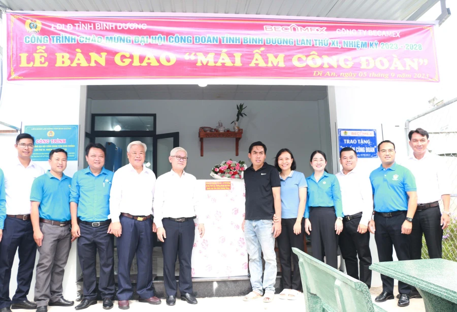 Bàn giao "Mái ấm Công đoàn" cho gia đình công nhân Ca Thị Huyền 