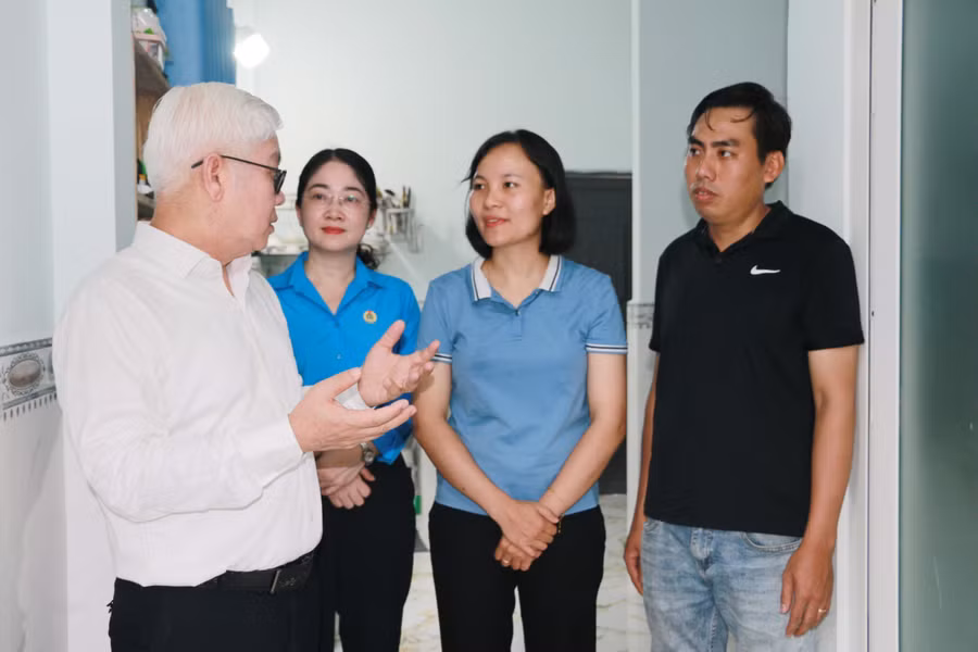 Gia đình công nhân hạnh phúc được trao 'mái ấm công đoàn' ảnh 2