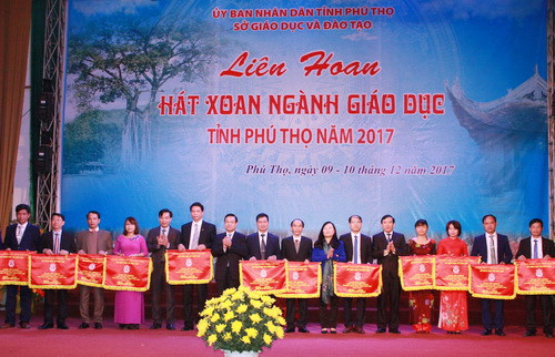 Ông Nguyễn Minh Tường cùng các đại biểu trao tặng cờ lưu niệm cho các đoàn tham gia Liên hoan Hát Xoan ngành Giáo dục tỉnh Phú Thọ năm 2017