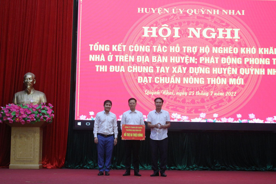 Các đơn vị tài trợ và nhà hảo tâm trao tiền hỗ trợ xóa nhà tạm cho lãnh đạo UBND huyện Quỳnh Nhai. Các đơn vị tài trợ và nhà hảo tâm trao tiền hỗ trợ xóa nhà tạm cho lãnh đạo UBND huyện Quỳnh Nhai.