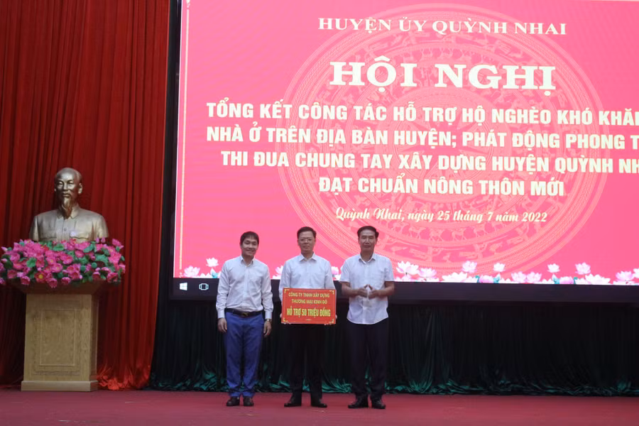 Các đơn vị tài trợ và nhà hảo tâm trao tiền hỗ trợ xóa nhà tạm cho lãnh đạo UBND huyện Quỳnh Nhai.