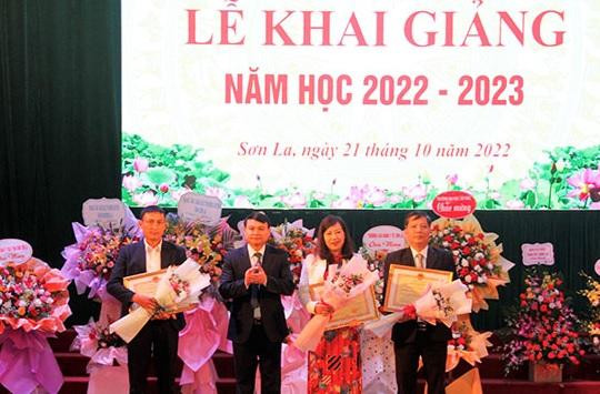 Ông Đặng Ngọc Hậu, Phó Chủ tịch UBND tỉnh Sơn La trao bằng công nhận cho các tập thể, cá nhân đạt danh hiệu Lao động xuất sắc. Ông Đặng Ngọc Hậu, Phó Chủ tịch UBND tỉnh Sơn La trao bằng công nhận cho các tập thể, cá nhân đạt danh hiệu Lao động xuất sắc.