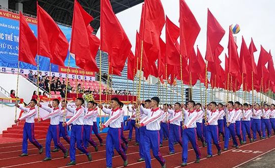 Đoàn diễu hành khối hồng kỳ đi qua khán đài. Đoàn diễu hành khối hồng kỳ đi qua khán đài.