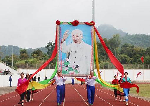 Đoàn rước kiệu ảnh Bác Hồ qua khán đài ở sân vận động tỉnh. Đoàn rước kiệu ảnh Bác Hồ qua khán đài ở sân vận động tỉnh.