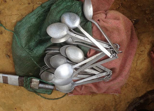 Với đôi bàn tay khéo léo và tài hoa, lão nông người Mông hơn 90 tuổi đã tạo nên những chiếc dao, thìa, xoong, nồi… tinh xảo và có độ bền cao.