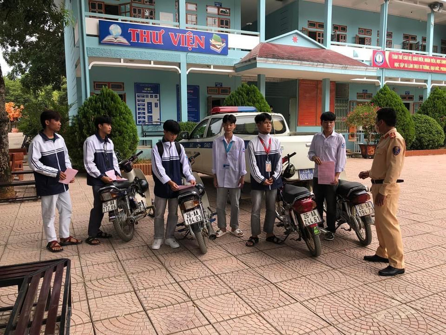 CSGT huyện Mường La phạt nguội các em học sinh vi phạm trật tự an toàn giao thông.