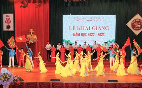 Tiết mục văn nghệ đặc sắc chào mừng khai giảng. Tiết mục văn nghệ đặc sắc chào mừng khai giảng.