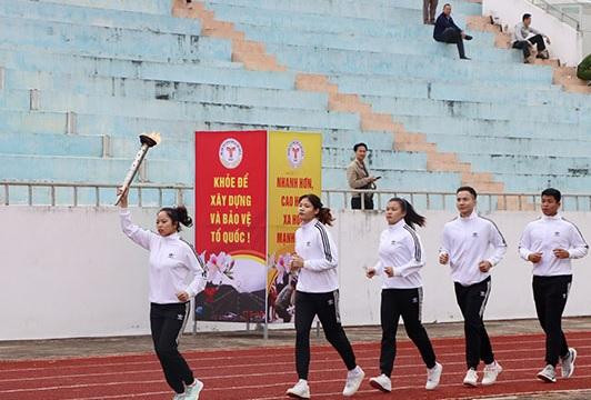 Các vận động viên rước đuốc tại buổi khai mạc. Các vận động viên rước đuốc tại buổi khai mạc.