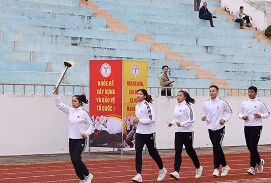 Các vận động viên rước đuốc tại buổi khai mạc.