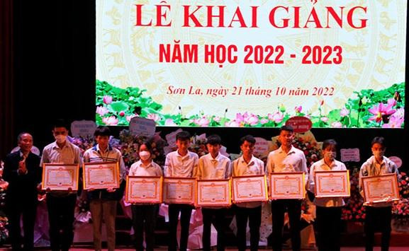 Lãnh đạo Hội Khuyến học tỉnh tặng giấy khen cho HSSV vượt khó học giỏi. Lãnh đạo Hội Khuyến học tỉnh tặng giấy khen cho HSSV vượt khó học giỏi.