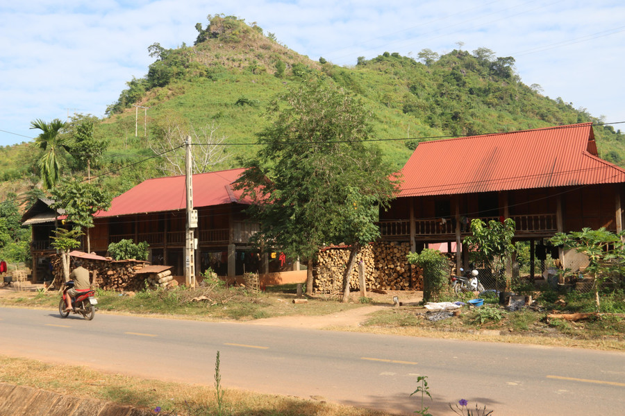 Đời sống vật chất của người dân ở vùng nông thôn huyện Quỳnh Nhai ngày càng được cao rõ rệt. Đời sống vật chất của người dân ở vùng nông thôn huyện Quỳnh Nhai ngày càng được cao rõ rệt.