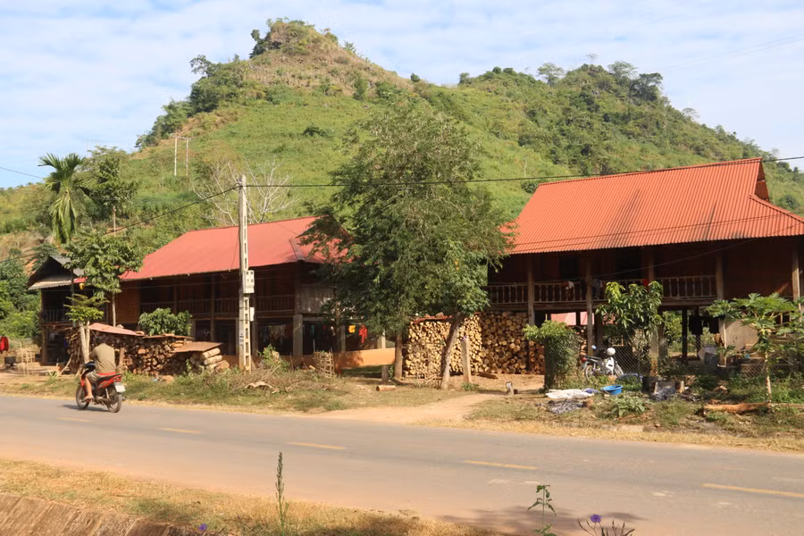 Đời sống vật chất của người dân ở vùng nông thôn huyện Quỳnh Nhai ngày càng được cao rõ rệt.