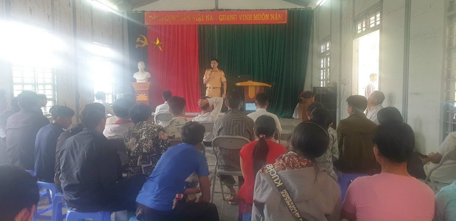 CSGT huyện Mường La đẩy mạnh công tác tuyên truyền pháp luật cho học sinh và người dân xã Chiềng Muôn.