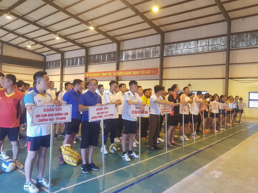 Giải bóng chuyền kỷ niệm 40 năm ngày nhà giáo Việt Nam thu hút 106 vận động viên là cán bộ, giáo viên, nhân viên của các nhà trường đến tham dự. Giải bóng chuyền kỷ niệm 40 năm ngày nhà giáo Việt Nam thu hút 106 vận động viên là cán bộ, giáo viên, nhân viên của các nhà trường đến tham dự.