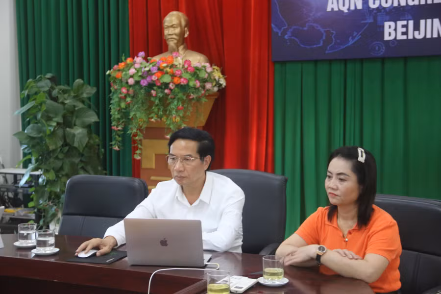 PGS.TS Nguyễn Huy Hoàng (bên trái) - Giám đốc Sở GD&amp;ĐT Sơn La tham dự Hội nghị trực tuyến chất lượng Châu Á Bắc Kinh (Trung Quốc).