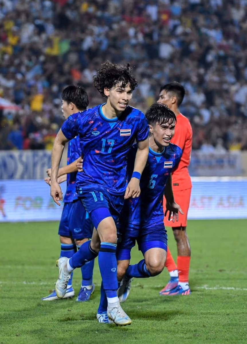 Ben Davis (trái) ăn mừng bàn thắng sau khi ghi bàn vào lưới Singapore.