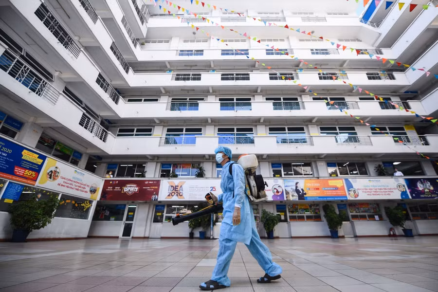 Trường ĐH Công nghệ TPHCM (HUTECH) tiến hành khử khuẩn các khu vực trong không gian trường để phòng, chống dịch. Ảnh theo Zing
