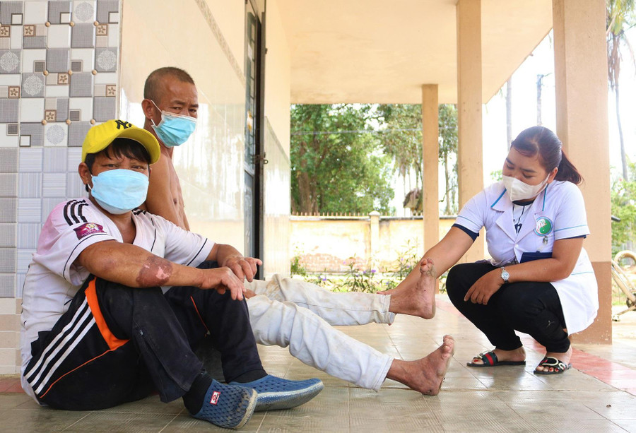 Các y bác sĩ luôn tận tình quan tâm chăm sóc, chia sẻ với bệnh nhân phong để họ không tự ti, mặc cảm.