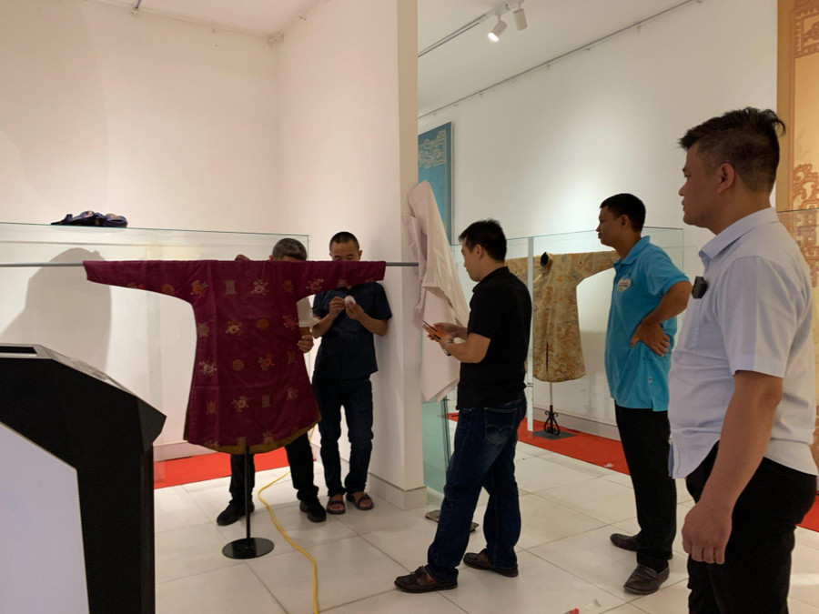 Triển lãm chia theo 3 chủ đề: Trang phục hoàng gia, quan lại - binh lính và tân khoa.