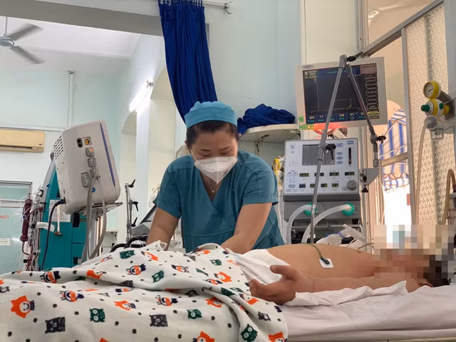 Chăm sóc trẻ bị sốt xuất huyết tại Bệnh viện Nhi đồng 2, TPHCM. Ảnh: BVCC.