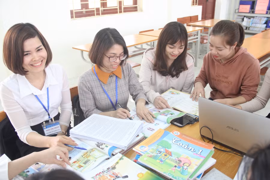 Giáo viên Trường Tiểu học Dĩnh Kế (TP Bắc Giang) tham khảo, nghiên cứu sách giáo khoa mới.