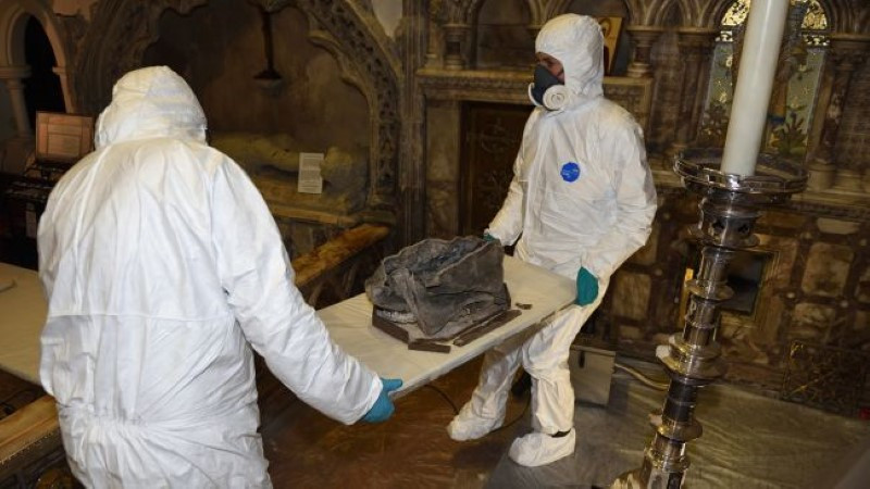 Tìm thấy “di cốt” của một vị thánh trong tường nhà thờ