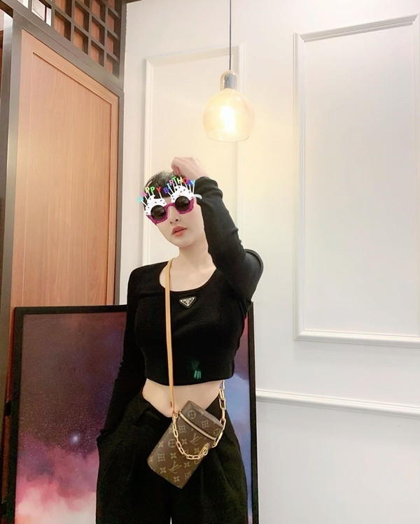 Sở hữu cả loạt item đắt đỏ, Hiền Hồ xứng đáng là tay chơi hàng hiệu ngầm của vbiz.