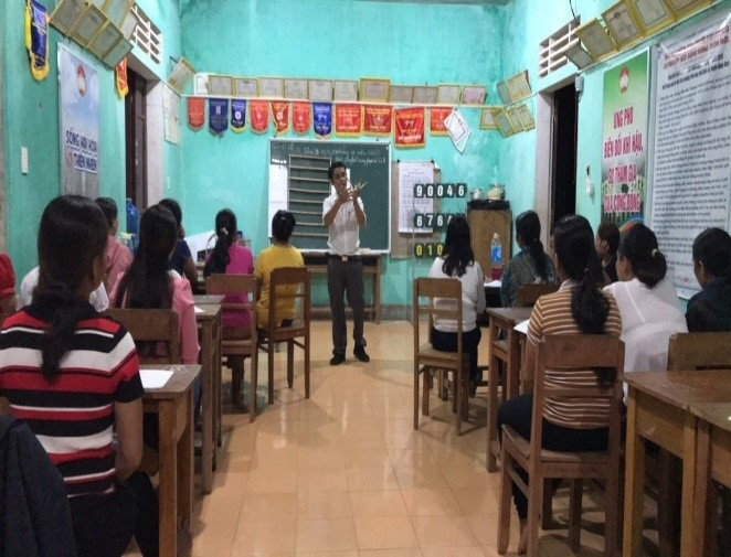 Giáo viên sử dụng thiết bị dạy học tự làm để giúp học viên dễ tiếp cận kiến thức tại lớp học xóa mù chữ. (Ảnh: Trung tâm GDNN - GDTX Nam Đông)