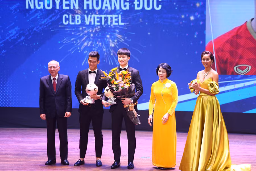Hoàng Đức (giữa) nhận danh hiệu Quả bóng Vàng Việt Nam 2021. (Ảnh H.T).
