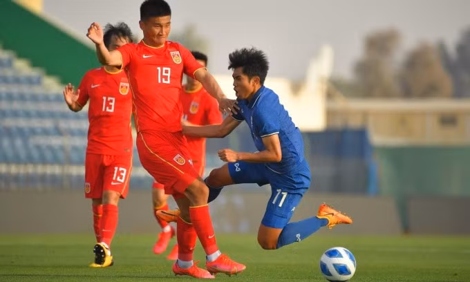 Trung Quốc (áo đỏ) thắng Thái Lan 4-2.