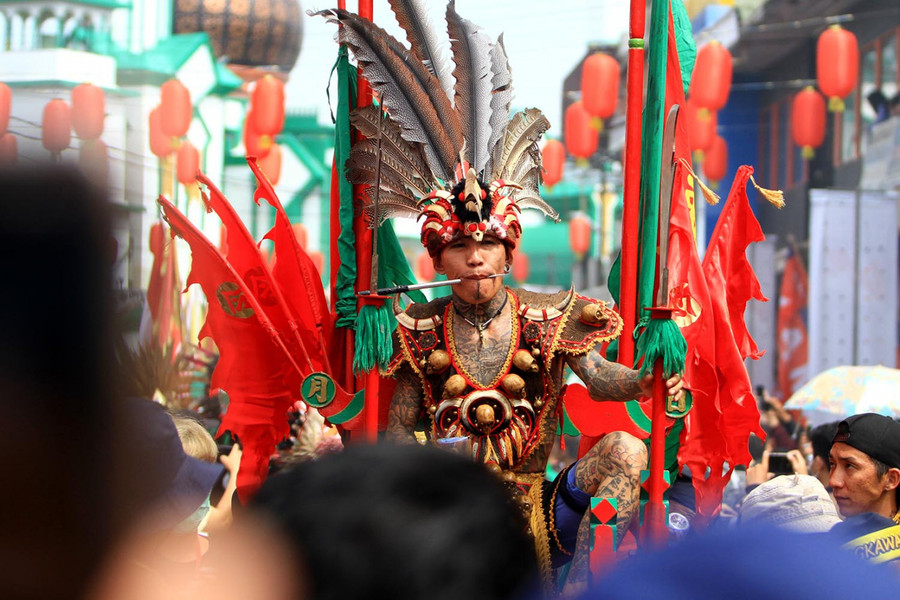 Tatung diễu hành trên đường phố Indonesia vào ngày tết để xua đuổi tà ma. Tatung diễu hành trên đường phố Indonesia vào ngày tết để xua đuổi tà ma.