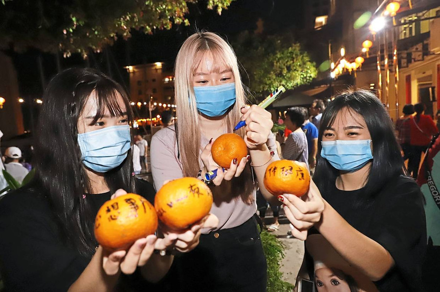 Các cô gái Malaysia viết lời ước lên quả quýt trong lễ hội Chap Go Meh. Các cô gái Malaysia viết lời ước lên quả quýt trong lễ hội Chap Go Meh.