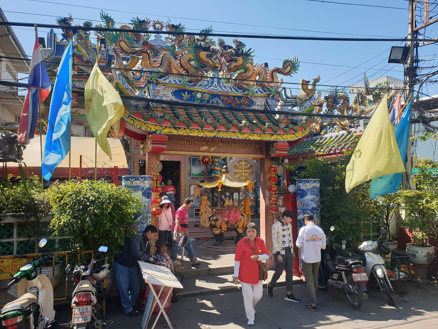 Người dân Chiang Mai, Thái Lan, đi chùa cầu chúc an lành đầu năm mới. Người dân Chiang Mai, Thái Lan, đi chùa cầu chúc an lành đầu năm mới.