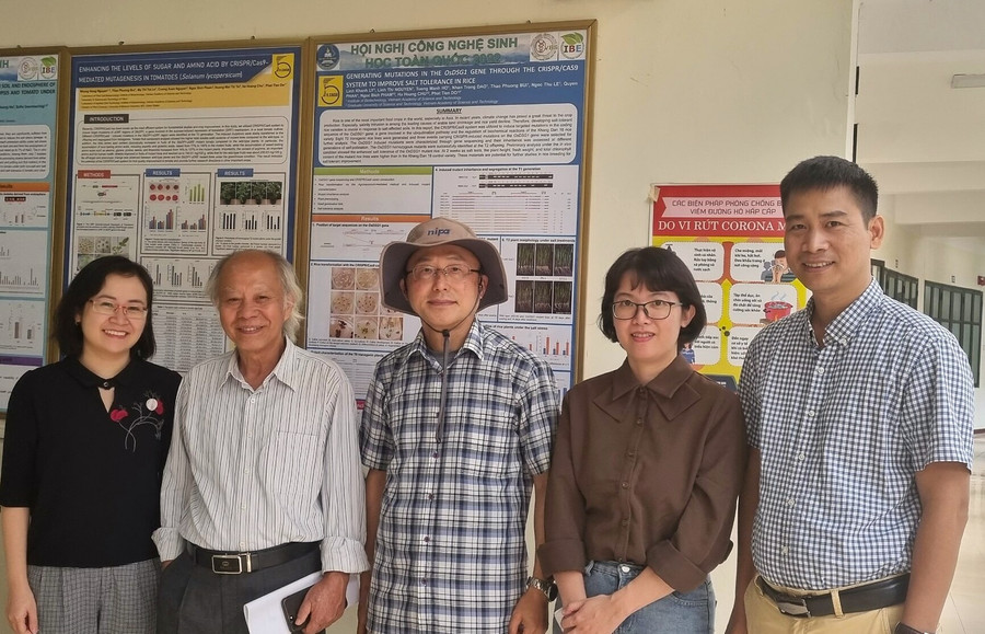 TS Đỗ Tiến Phát (ngoài cùng bên phải) cùng các thành viên nhóm nghiên cứu đón tiếp các nhà khoa học tới trao đổi về công nghệ TS Đỗ Tiến Phát (ngoài cùng bên phải) cùng các thành viên nhóm nghiên cứu đón tiếp các nhà khoa học tới trao đổi về công nghệ