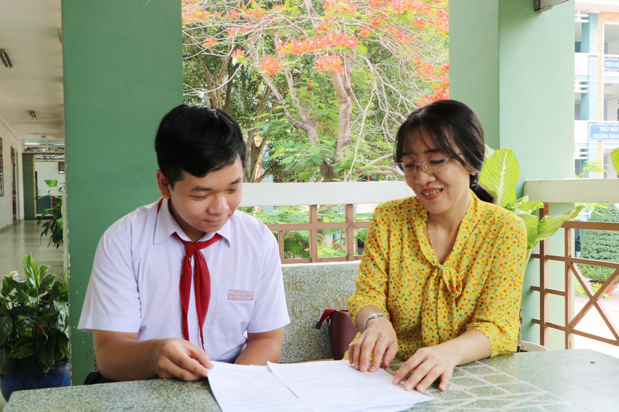 Cô Dương Hạnh Nguyên - Trường THCS Nguyễn Văn Cừ (TP Thủ Dầu Một - Bình Dương) và em Trương Tấn Duy, học sinh đoạt giải Nhất môn Vật lý trong kỳ thi chọn học sinh cấp tỉnh năm học 2020 - 2021. Ảnh: INT Cô Dương Hạnh Nguyên - Trường THCS Nguyễn Văn Cừ (TP Thủ Dầu Một - Bình Dương) và em Trương Tấn Duy, học sinh đoạt giải Nhất môn Vật lý trong kỳ thi chọn học sinh cấp tỉnh năm học 2020 - 2021. Ảnh: INT