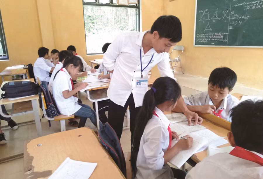 Thầy giáo La Văn Quân, Trường PTDTBT THCS Thuần Mang, huyện Ngân Sơn (Bắc Kạn). Ảnh: INT