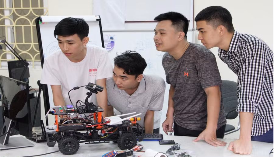 Việc nghiên cứu và phát triển trí tuệ nhân tạo đang trở thành một nhu cầu cấp thiết.