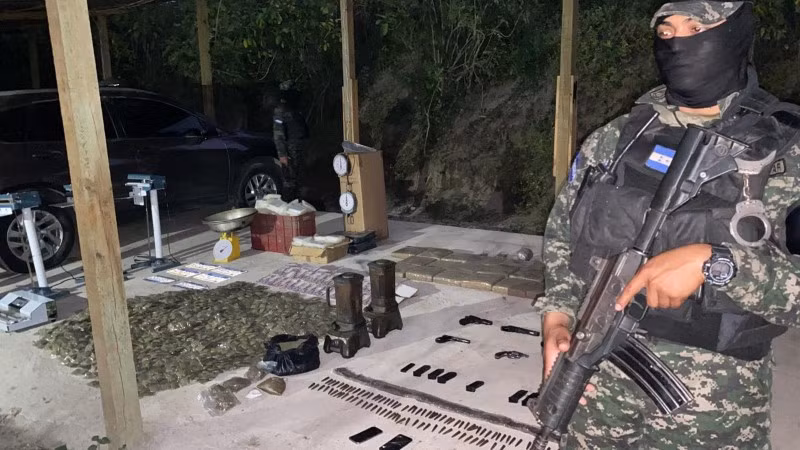 Thu giữ tang vật của thành viên băng đảng MS13.