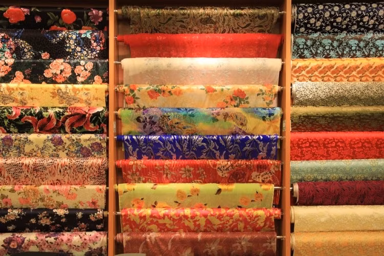 Lụa ikat đặc trưng bởi hoa văn cầu kỳ, tinh xảo.