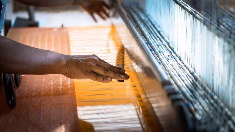 Bí mật của hoa văn ikat nằm ở sợi tơ ngang được xác định từng đoạn màu rồi nhuộm sẵn.