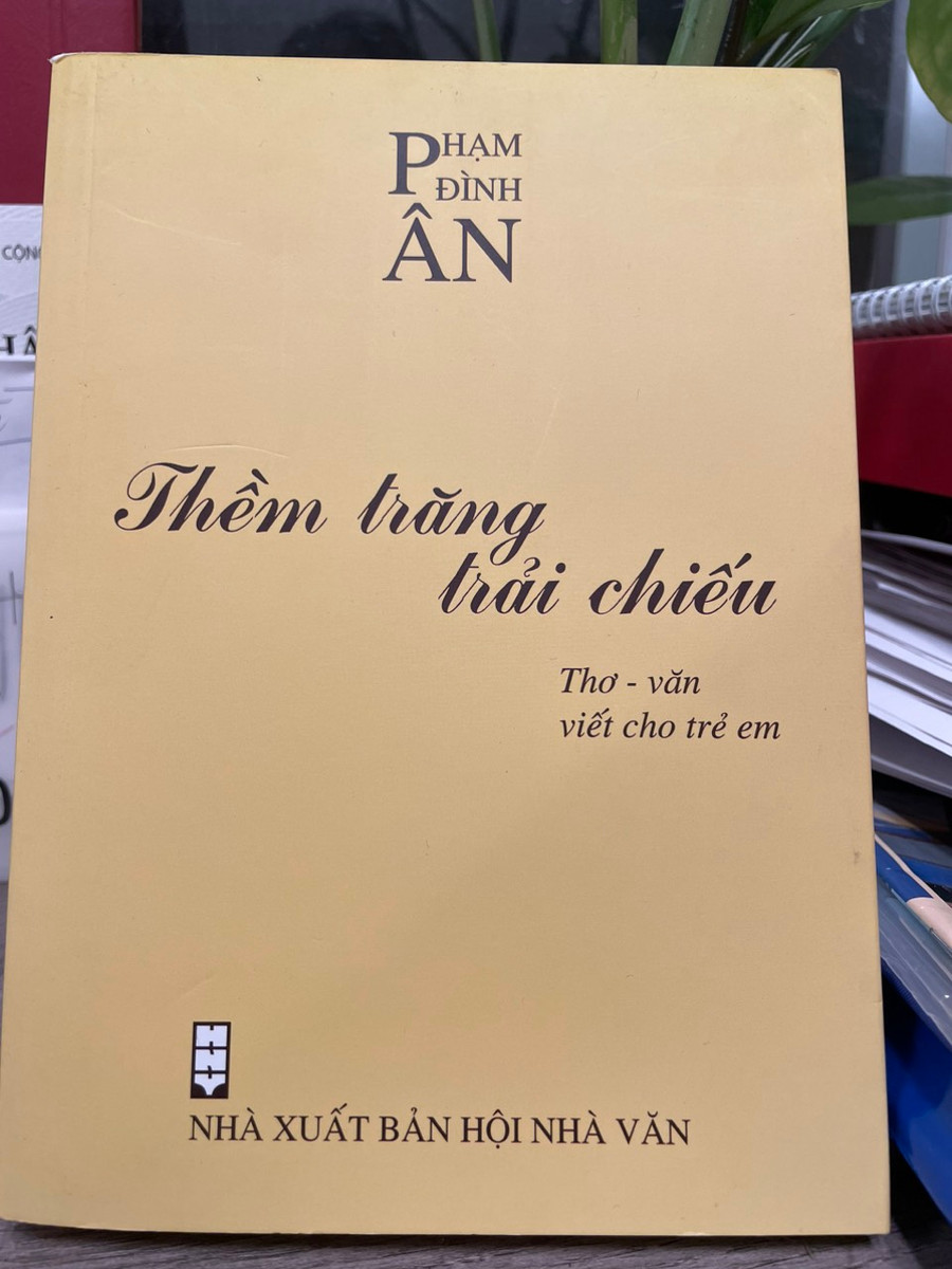 Tập thơ viết cho thiếu nhi 'Thềm trăng trải chiếu' của nhà thơ Phạm Đình Ân. Ảnh: AT. Tập thơ viết cho thiếu nhi 'Thềm trăng trải chiếu' của nhà thơ Phạm Đình Ân. Ảnh: AT.