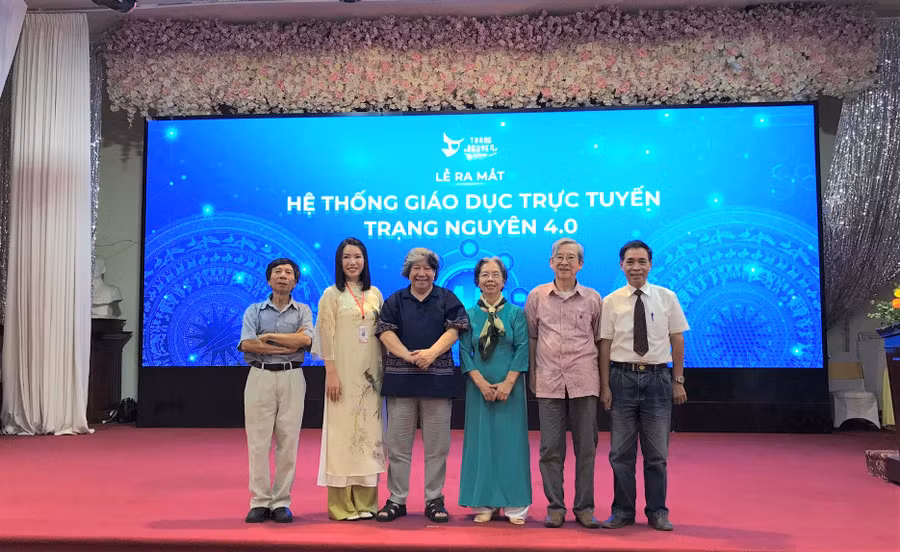 Nhà thơ Phạm Đình Ân (ngoài cùng bên trái) dự Lễ ra mắt Hệ thống giáo dục trực tuyến Trạng nguyên 4.0. Ảnh: AT.