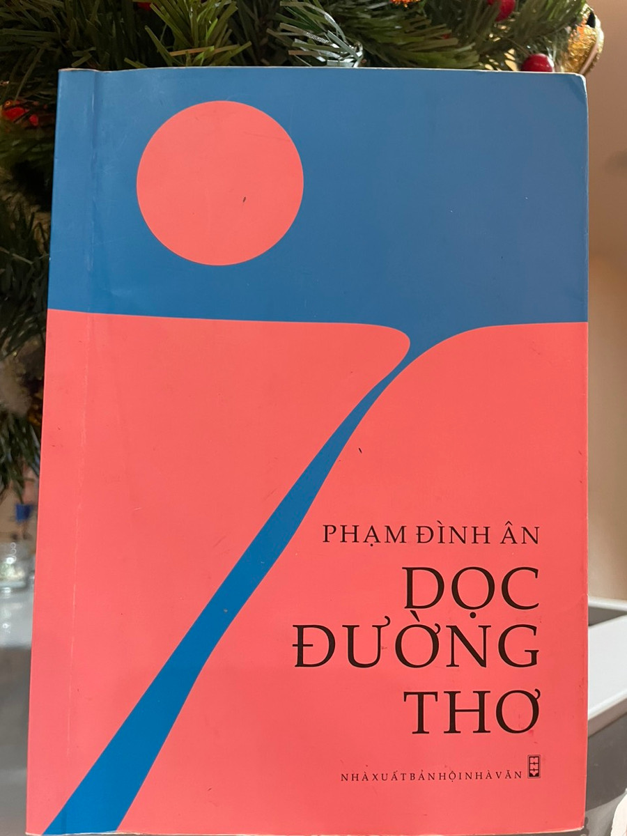 'Dọc đường thơ' - Tuyển thơ in năm 2019 của nhà thơ Phạm Đình Ân. Ảnh: AT. 'Dọc đường thơ' - Tuyển thơ in năm 2019 của nhà thơ Phạm Đình Ân. Ảnh: AT.