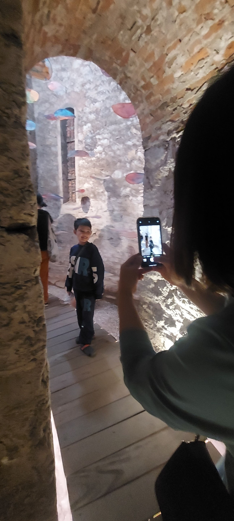 Du khách nhí thích thú lưu hình kỷ niệm trong tháp nước Hàng Đậu. Ảnh: Bình Thanh. Du khách nhí thích thú lưu hình kỷ niệm trong tháp nước Hàng Đậu. Ảnh: Bình Thanh.