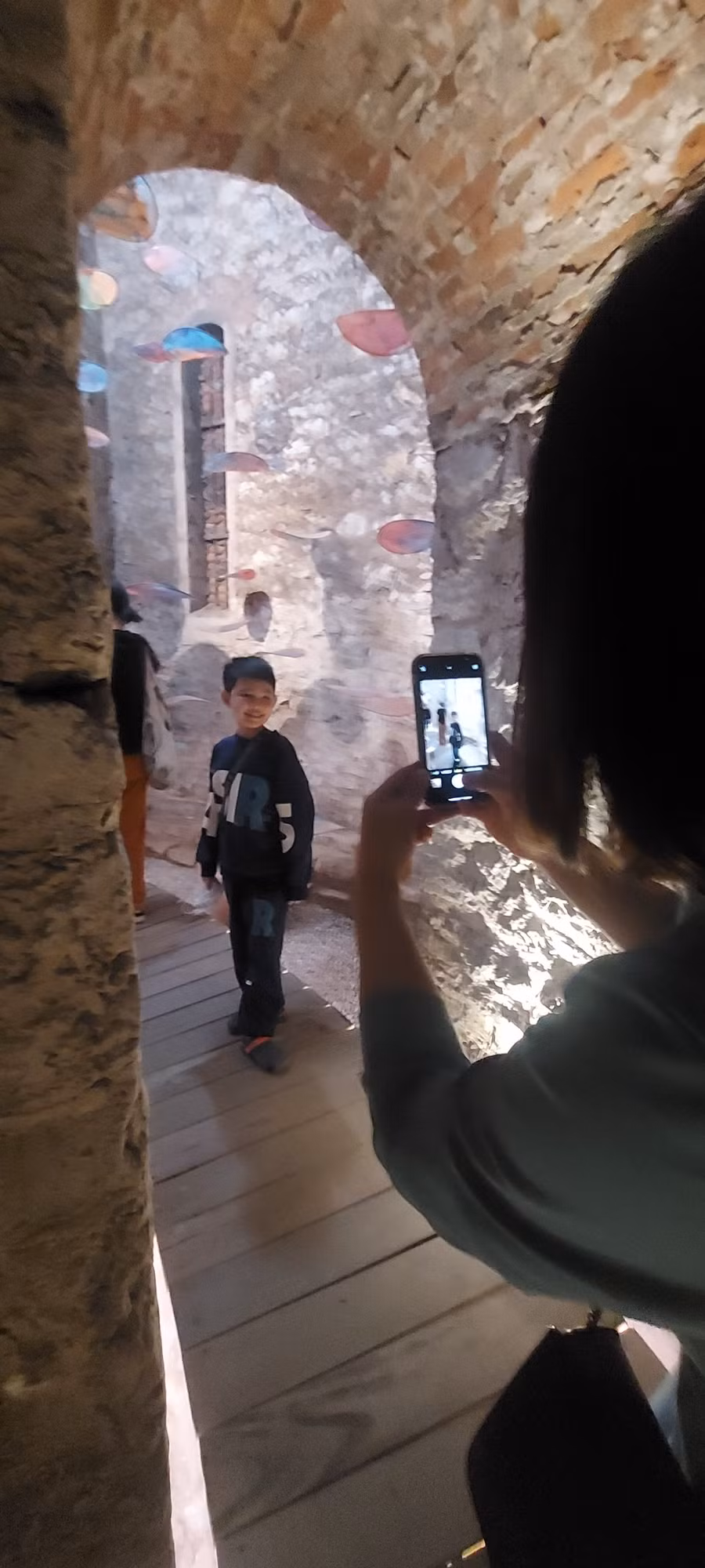 Du khách nhí thích thú lưu hình kỷ niệm trong tháp nước Hàng Đậu. Ảnh: Bình Thanh.