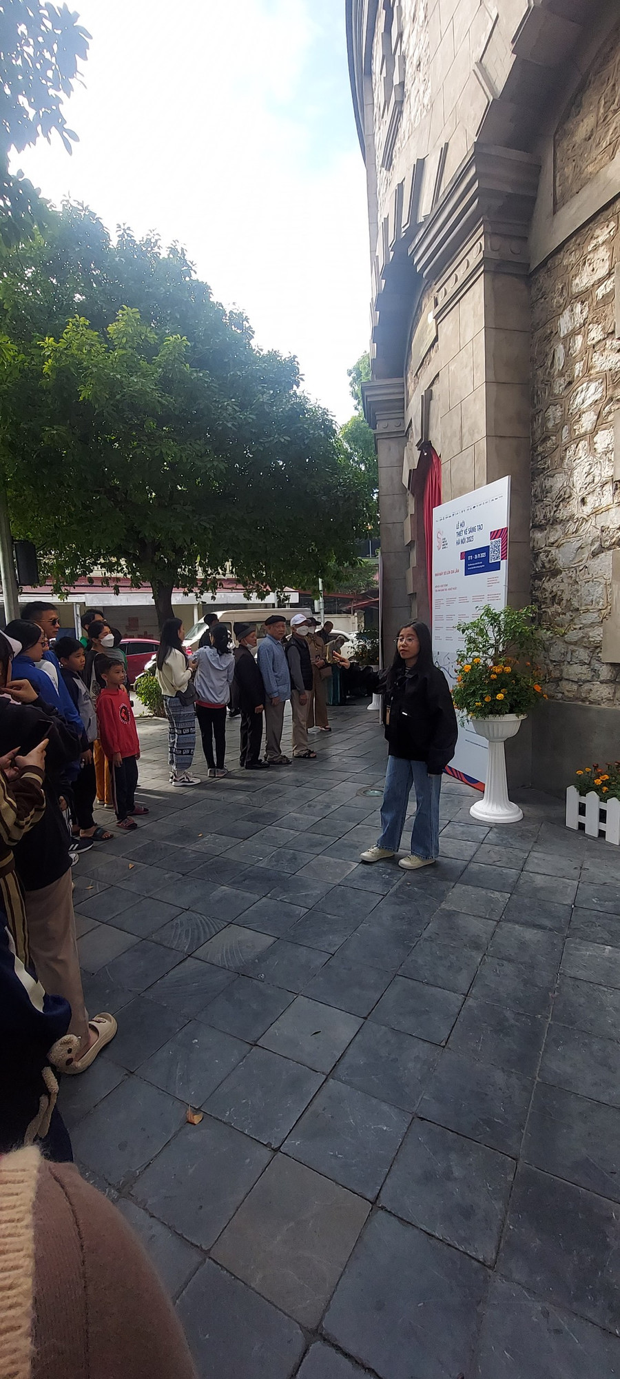 Xếp hàng trước cửa tháp nước Hàng Đậu chờ vào tham quan. Ảnh: Bình Thanh. Xếp hàng trước cửa tháp nước Hàng Đậu chờ vào tham quan. Ảnh: Bình Thanh.